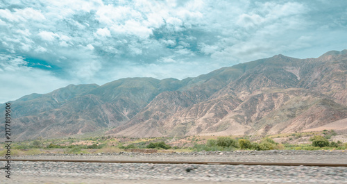 Fotografie Cerros y vías ferroviarias junto a la Ruta Nacional 9 camino a Tilcara, Jujuy, A