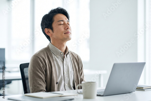 Plakat w ramie PC作業中に目を閉じてリラックスする男性 Generative AI