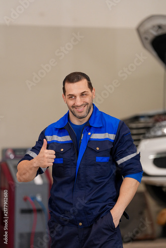 фотографія Technician mechanic garage uniform repair vehicle man smile thumb up service wor
