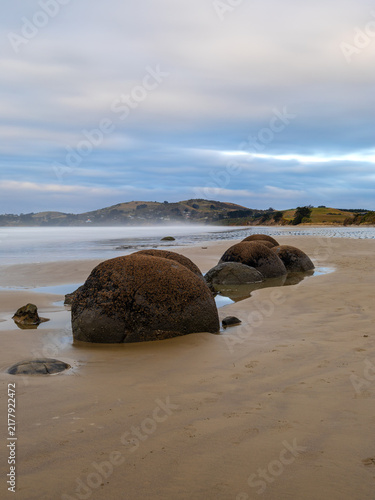 Canvastavla Cloudy sunset view over Moeraki Boulders Beach.