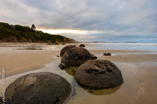 Canvastavla View of Moeraki Boulders during low tide.