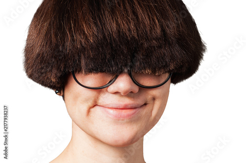 Canvastavla A person with a distinctive dark brown bowl haircut and thick-rimmed glasses dis