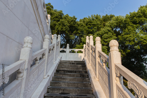 Foto Leifeng Pagoda Stone Stairs, Hangzhou - Ornate Marble Balustrades