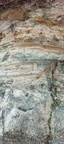 Foto A solid earthen cliff face with a rough texture and irregular natural patterns