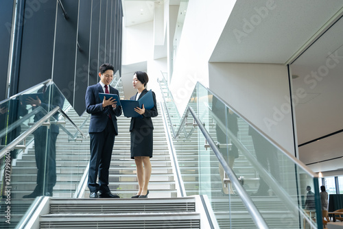 Canvastavla オフィスで会話するビジネスパーソン。商談, 人材, チームワーク, 提案, 営業, 相談, 階段