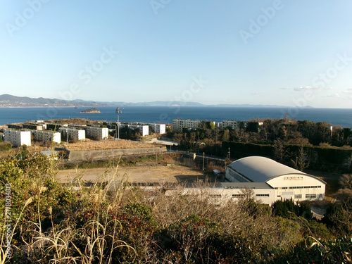 Naklejka 池島の海岸近くに並ぶ旧住宅群と体育館