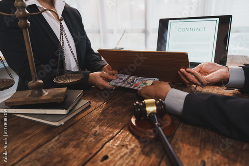 Foto Attorney receiving cash for illegal contract agreement