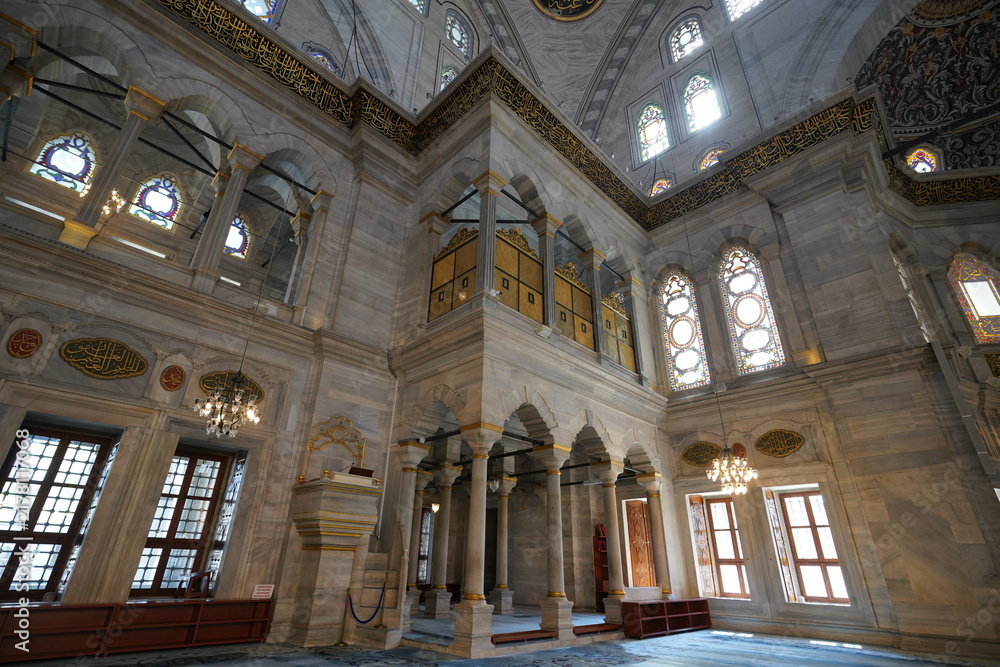 Obraz premium Detailed exterior and architectural view of the historic Nuruosmaniye Mosque located in Fatih, Istanbul. Built in the 18th century (1748–1755), this magnificent structure is one of the finest and earl