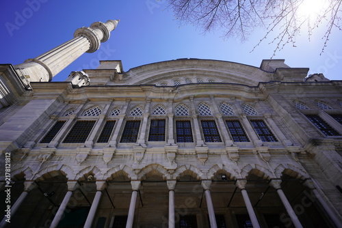 Foto Detailed exterior and architectural view of the historic Nuruosmaniye Mosque located in Fatih, Istanbul