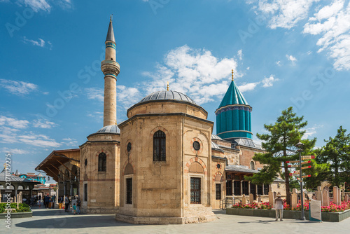 Fotografía Mevlana Museum with Green Dome and minaret under blue sky in Konya
