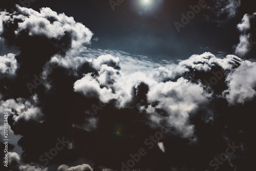 Fotografie Nubes surrealistas blancas con fondo oscuro.