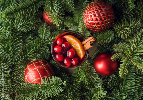 Fotografía Mulled wine with orange, cranberry and cinnamon in fir forest setting