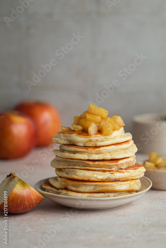 Fotografie pancakes moelleux aux pommes caramélisées