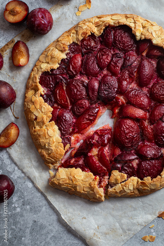 Fotografía tarte rustique aux prunes et amandes