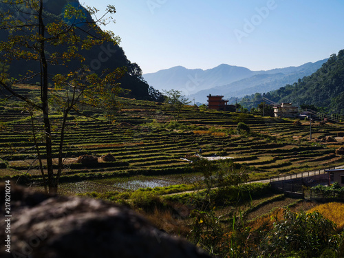 Foto Scenic view of terraced rice fields in a rural mountain valley with distant vill