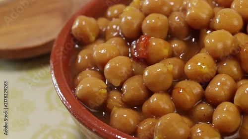 Pois chiches à l'orientale épicés, en gros plan