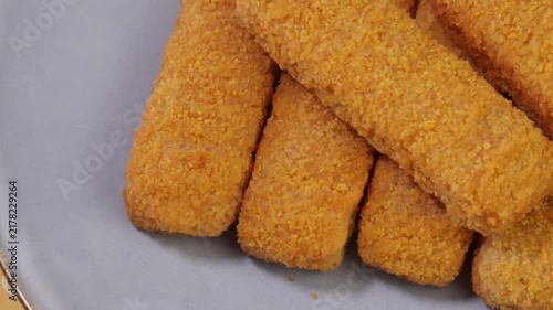 Bâtonnets de poisson pané croustillants et dorés 