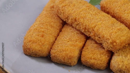 Bâtonnets de poisson pané croustillants et dorés 