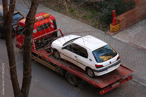 Konstfotografi Grúa remolcando coche averiado asistencia en carretera avería motor remolque y r