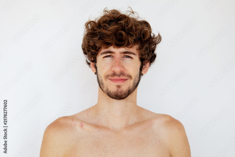 Naklejka premium Smiling man with curly hair
