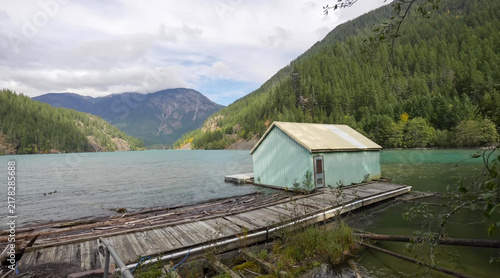 фотографія Floating boathouse on turquoise Diablo Lake, mountain backdrop