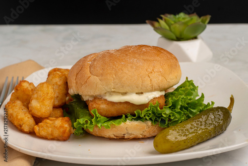 Fotografía haddock  sandwich  with tater tots