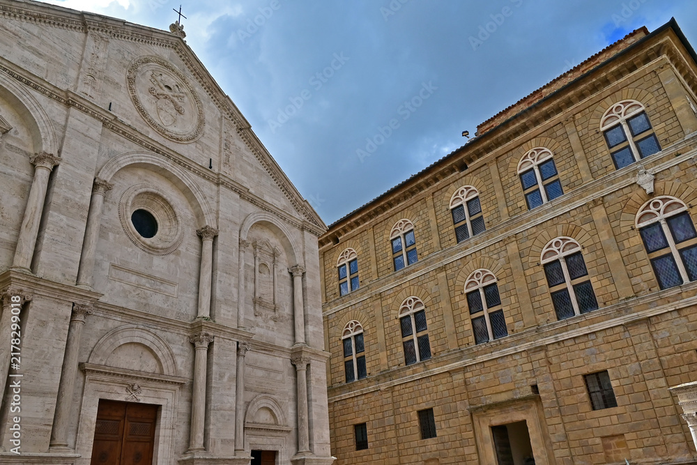 Obraz premium Pienza, the Cathedral of Santa Maria Assunta in Piazza Pio II, Val d'Orcia, Tuscany, Italy