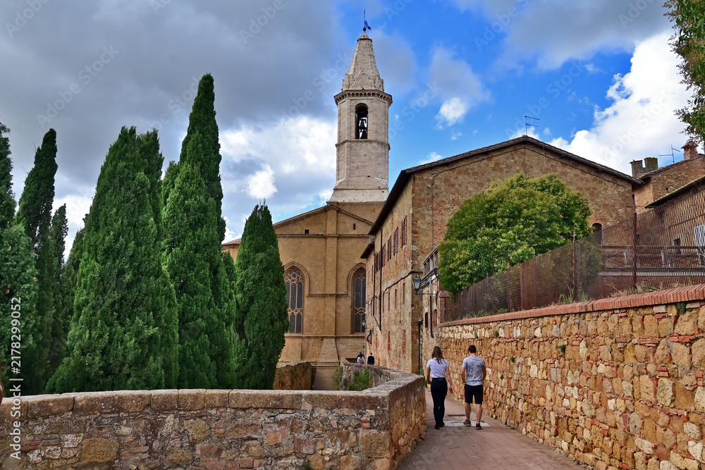 Obraz premium Pienza, the Cathedral of Santa Maria Assunta from the city walls, Val d'Orcia, Tuscany, Italy