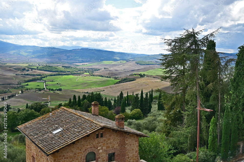 Obraz premium Pienza, the countryside and hills of the Val d'Orcia from the city walls, Val d'Orcia, Tuscany, Italy