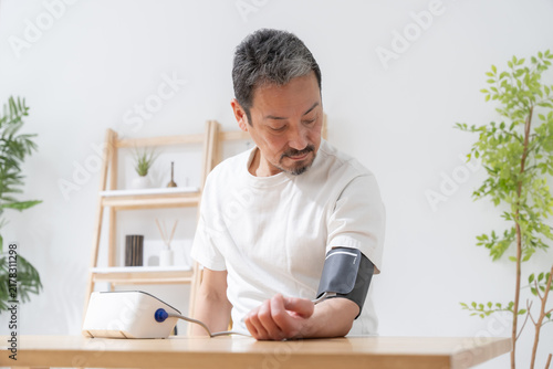 血圧　測る　男性