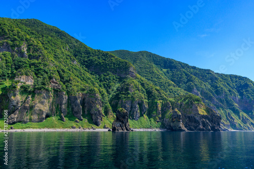 Bild auf Leinwand 夏の北海道の知床半島の美しい海と奇岩