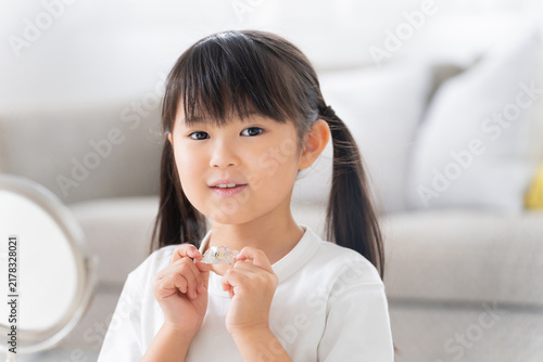 マウスピースで歯列矯正をする子供