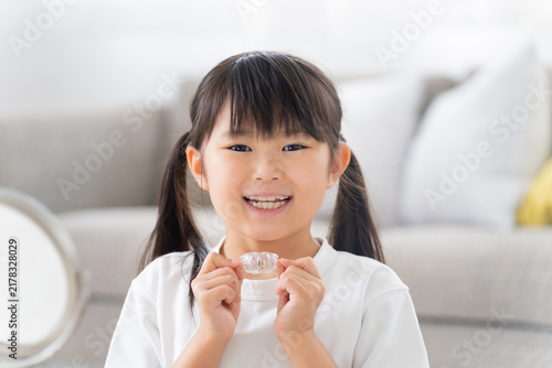 マウスピースで歯列矯正をする子供