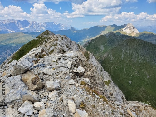 ausgesetzter Pfad auf Berggrat