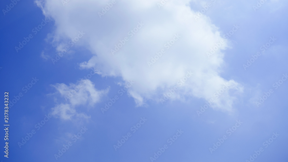 Fototapeta premium Thick white clouds in the blue sky during the day.