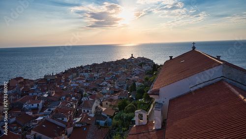 Foto Widok z drona na Piran w Słowenii, zabytkowe nadmorskie miasto nad Morzem Adriat