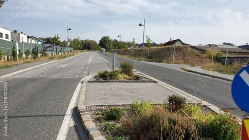 Verkehrsinsel mit Fußgängerübergang