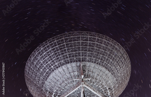 Cuadro en lienzo Radio Observatory Telescope with Star Trails at Night