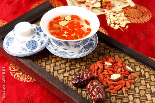 Fotografie Goji Berry Tea in Porcelain Bowl with Chinese Health Ingredients
