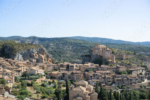 Foto Panorama of Alquezar village and collegiate church in the Sierra de Guara Spain