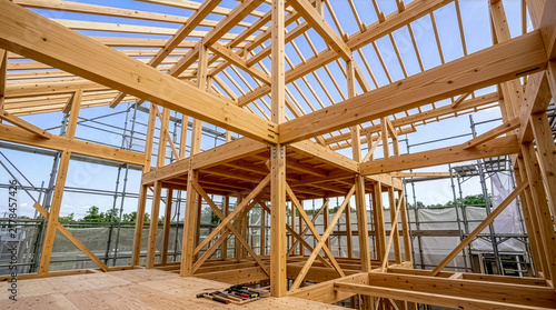 Obraz w ramie 木造住宅の建築現場、上棟後の骨組みと足場