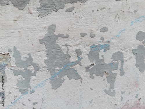 Bild auf Leinwand gAn old concrete wall with a white painted surface that is severely peeling, cracking, and weathering