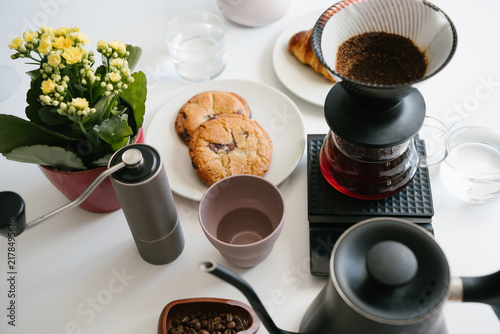 Fotografie Crafting Fresh V60 Coffee at Home for a Cozy Breakfast with Sweet Cookies and Mo
