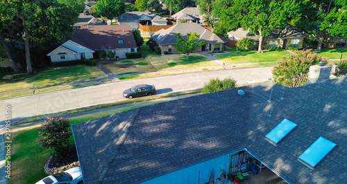 Foto Charcoal sedans line curbed Mockingbird Lane pavement within classic DFW suburbs