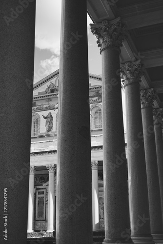 Fotografie Black And White View Of Colonnade At Basilica Of Saint Paul