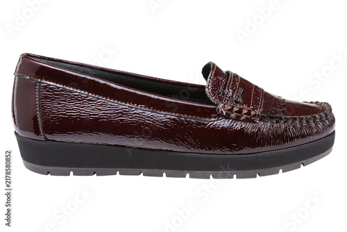Foto Dark burgundy patent leather womens loafer isolated on white background