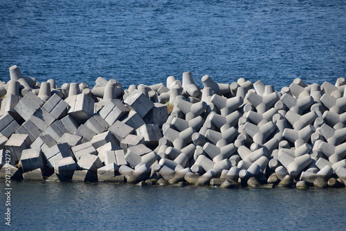 Foto A seawall containing a combination of tetrapod and cube concrete wave-dissipatin