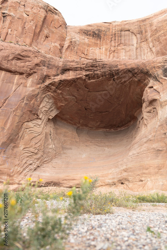 Foto Large natural rock alcove recess in a red rock canyon wall