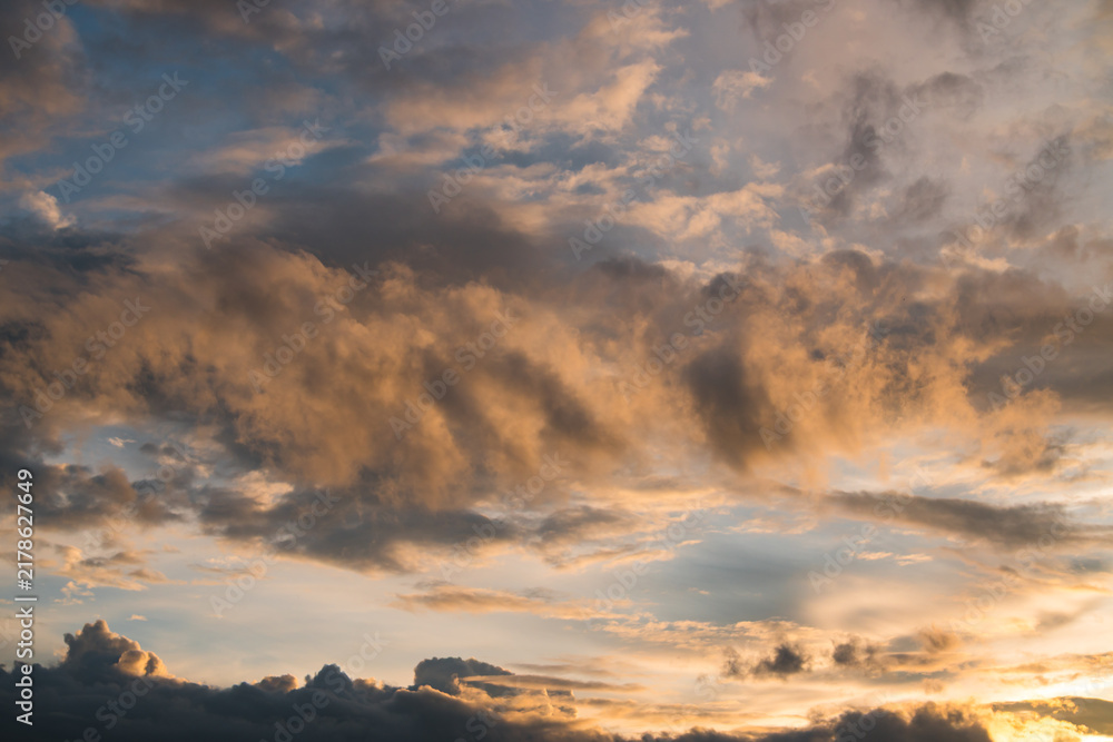 Fototapeta premium Dramatic golden sunset sky with beautiful illuminated clouds
