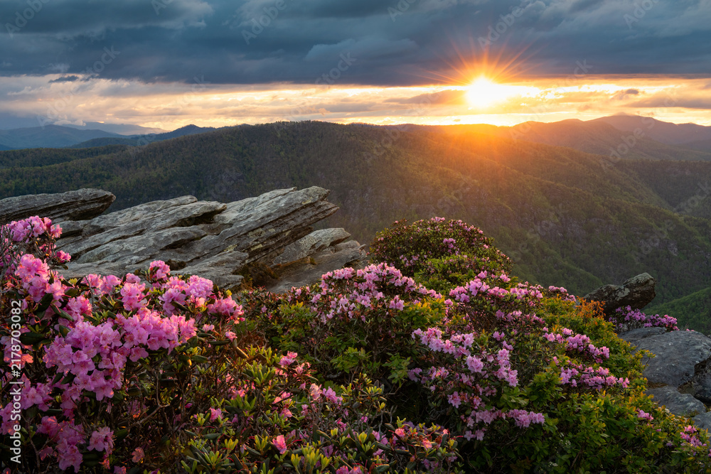 Fototapeta premium sunset over the mountains of north carolina